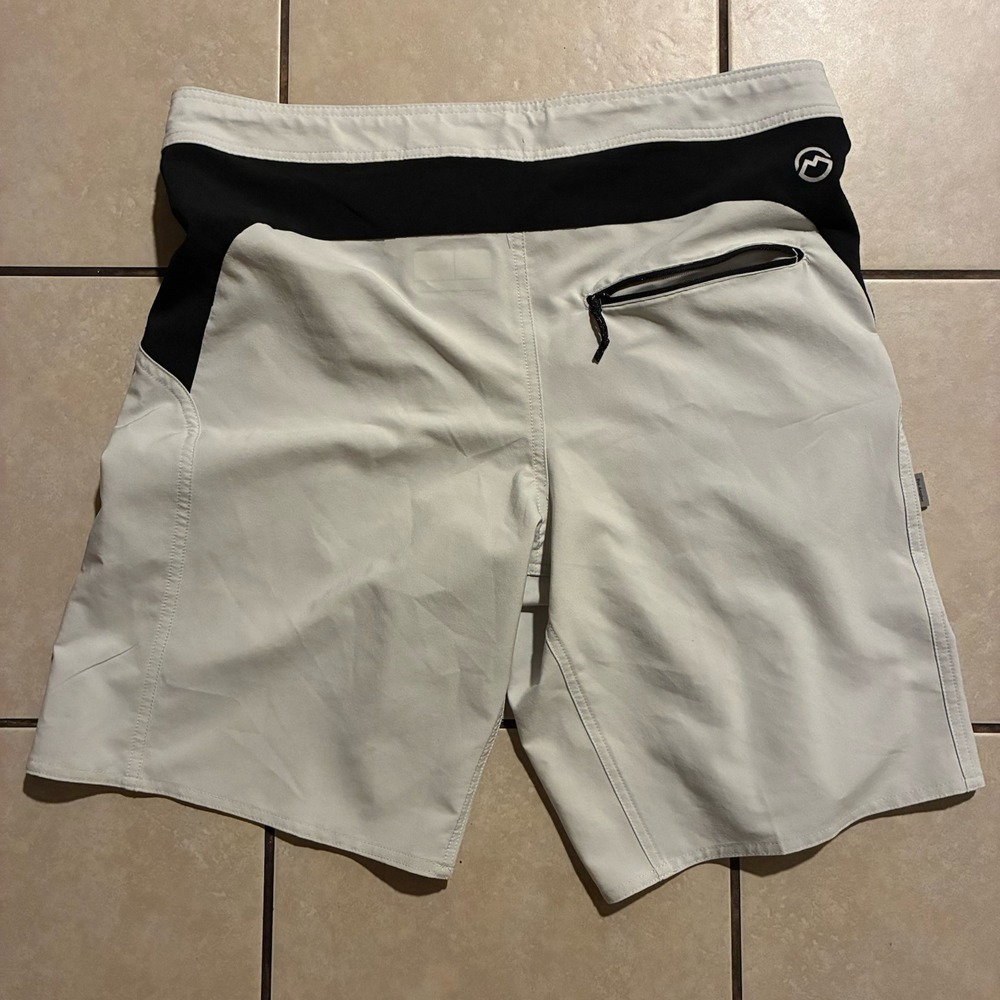 Magellan Men's Medium White Outdoors Pro Fishing Shorts - Picture 3 of 3